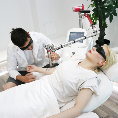 Feststehende Picosecond Lasermaschine 2000W Q Switched Nd YAG Laser Tattoo Entfernung Maschine