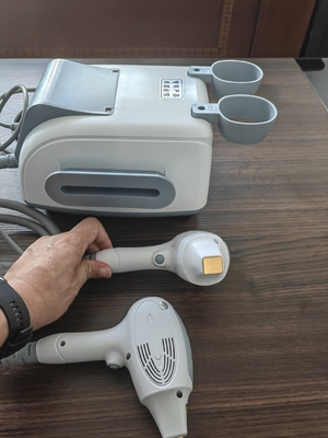 3.5 Zoll Farb-Touch-Bildschirm 808nm Diodo-Laser-Depilationsmaschine für die Haarbehandlung