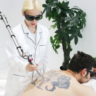 OEM ODM Maßgeschneiderte Picosecond Laser Tattoo Entfernung Maschine mit 15 Zoll Farb-Touchscreen