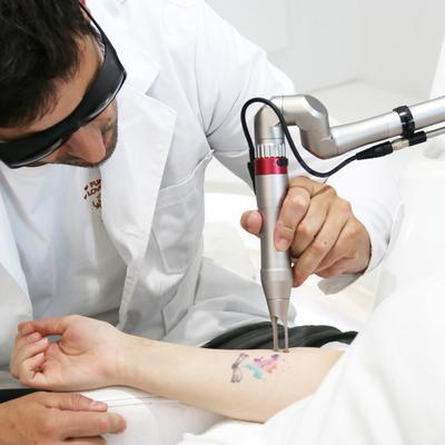 Feststehende Picosecond Lasermaschine 2000W Q Switched Nd YAG Laser Tattoo Entfernung Maschine